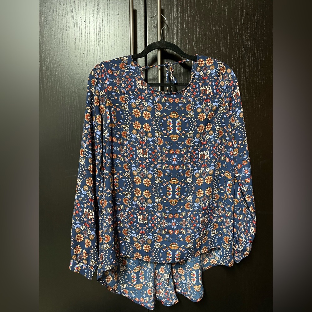 Forever 21 Loose Top - Small - Beautiful Design!